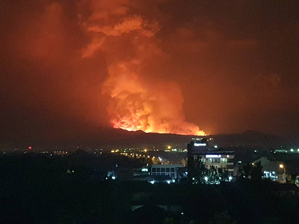 StanysBujakera's tweet photo. #RDC: Les images qui nous viennent de #Goma. Pour le moment, aucune précision du côté des autorités...d'autres sources évoquent une forte intensité du volcan à partir de Nyiragongo https://t.co/2kvcVkICTI