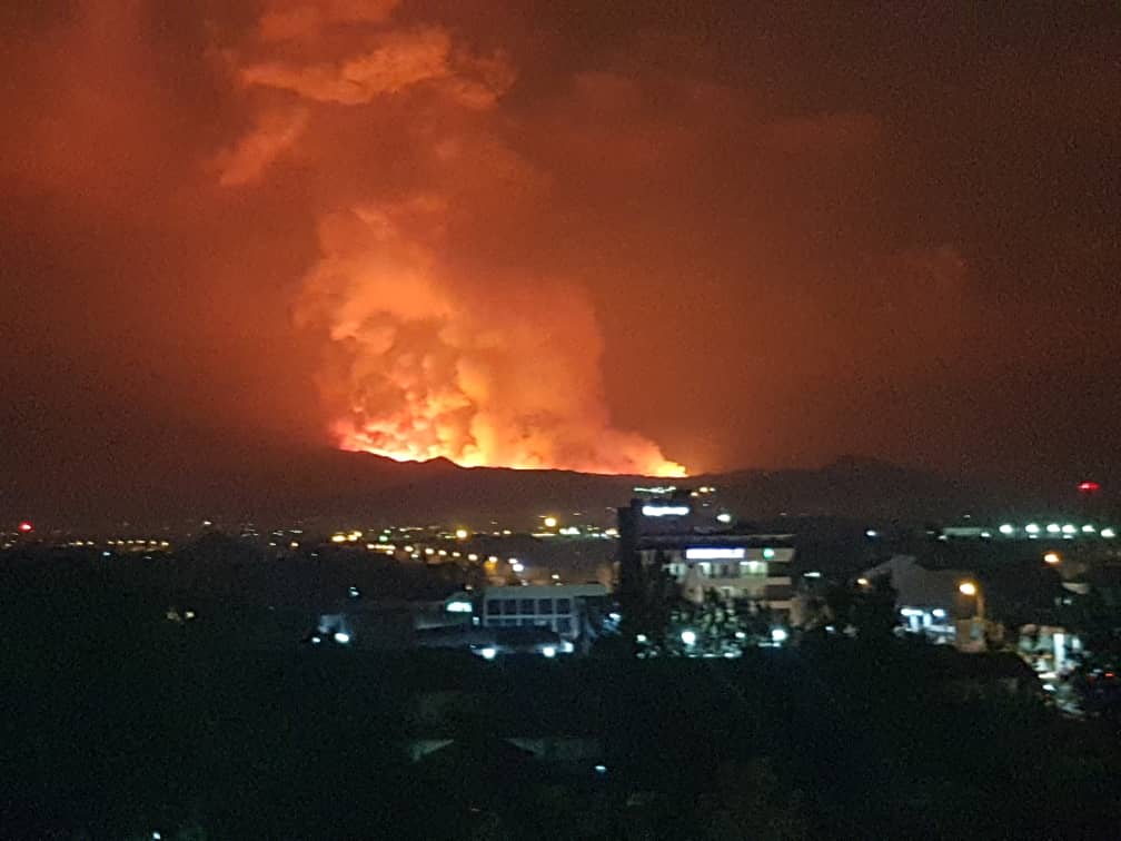 StanysBujakera's tweet photo. #RDC: Les images qui nous viennent de #Goma. Pour le moment, aucune précision du côté des autorités...d'autres sources évoquent une forte intensité du volcan à partir de Nyiragongo https://t.co/2kvcVkICTI