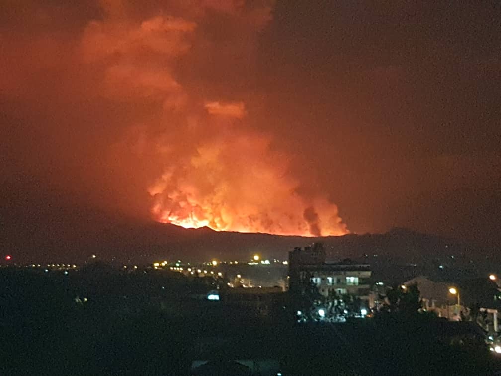 #RDC: Les images qui nous viennent de #Goma. Pour le moment, aucune précision du côté des autorités...d'autres sources évoquent une forte intensité du volcan à partir de Nyiragongo