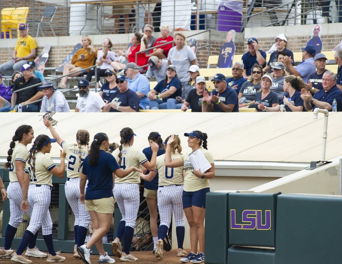 GW_Softball's tweet photo. 👏👏👏

Our fans were right there with us last night for 11 innings! Thanks to everyone supporting us this weekend at Tiger Park, back in Foggy Bottom and all over the world.

#RaiseHigh | #RoadToWCWS https://t.co/qzkgYZgRAw