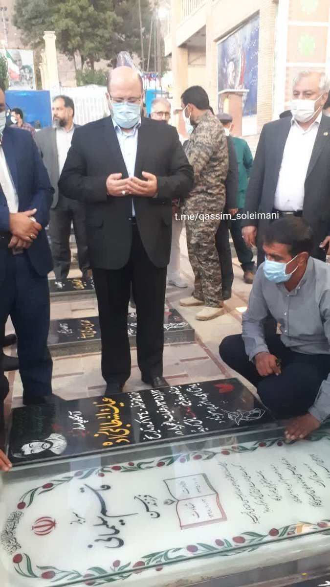 politics_caffe's tweet photo. زياد نخالة للسيد علي خامـنئي:
 رفاق الحاج الشـهيد سليماني وإخوته الحاج قاآني ومعاونيه كانوا حاضرين معنا لحظة ��لحظة في إدارة هذه المعركة.
وفي الصورة: حضور خالد القدومي ممثل حركة حماس على قبر الشهيد سليماني.
وبيجيك حدا "مجلوط" بيسأل وينكن بمعركة غزة.
#اوهن_من_بيت_العنكبوت https://t.co/ba1JbNEifd