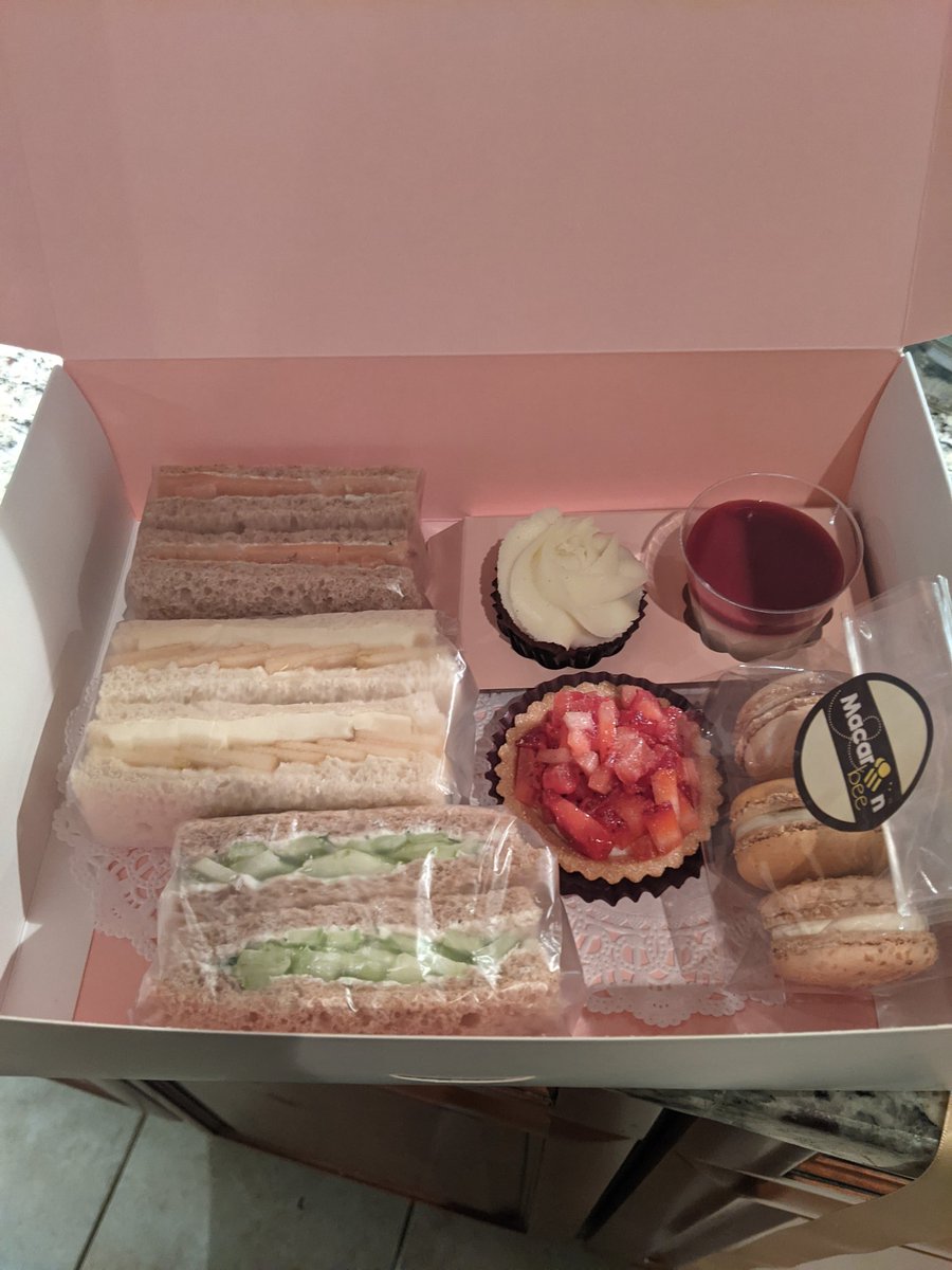 Iluvicedtea's tweet image. My boyfriend ROCKS. He got tea for 2 delivered to us for an anniversary surprise. So amazing! Thank you @LadyCamelliaTea for providing this gorgeous package! #dcmade #afternoontea