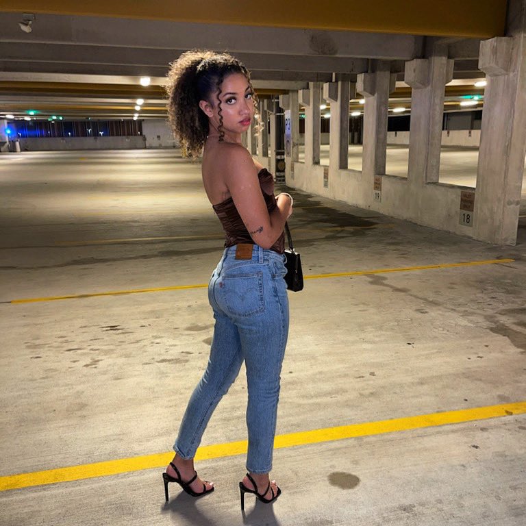 No pen, no paper. But I still draw attention 🤎