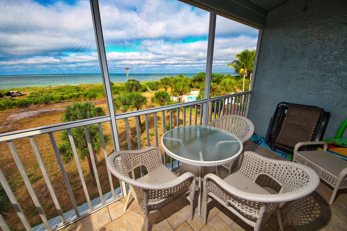 RoyalShellFL's tweet photo. You'll ❤ the direct Gulf of Mexico views from this cozy Captiva condo!

https://t.co/AmTPtNBczz https://t.co/3LVRAxoyyU