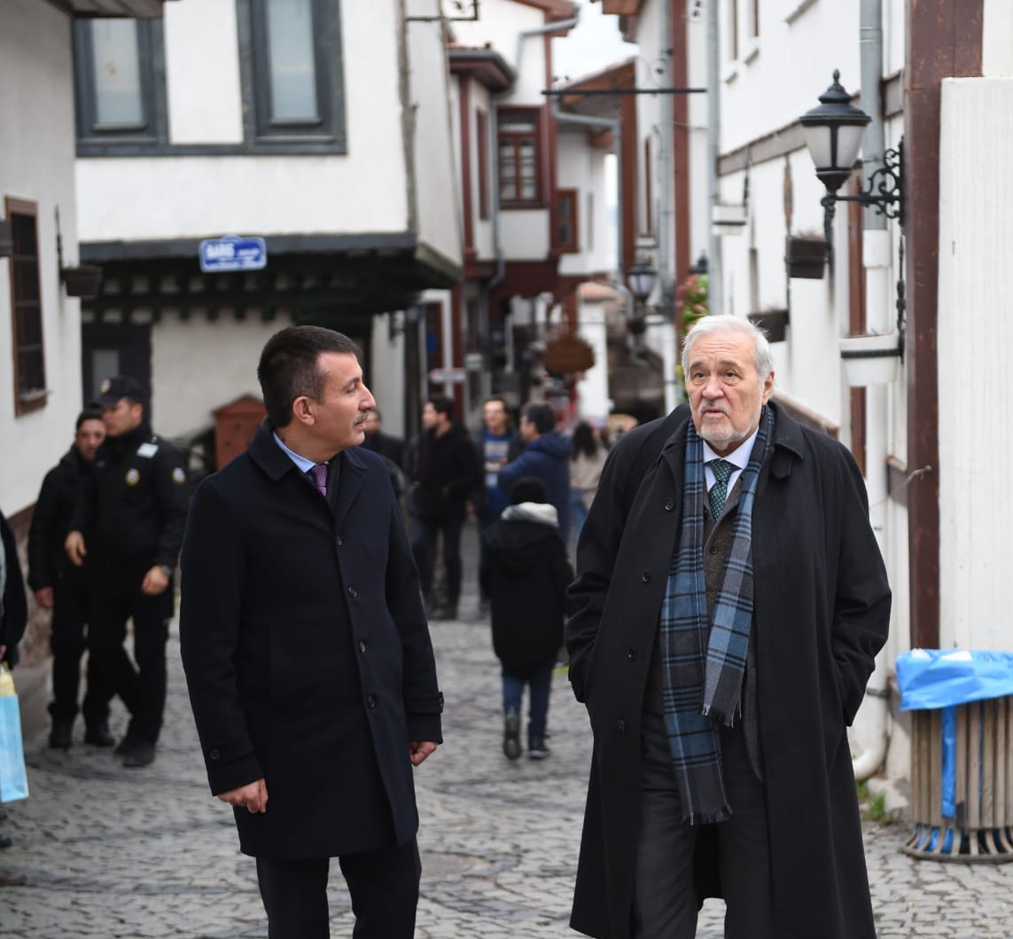 Tarihçi Prof. Dr. İlber Ortaylı hocamızın doğum günü vesilesiyle kitaplarından oluşan seti, paylaşımı ✅RT eden 5 takipçimize hediye edelim🤗