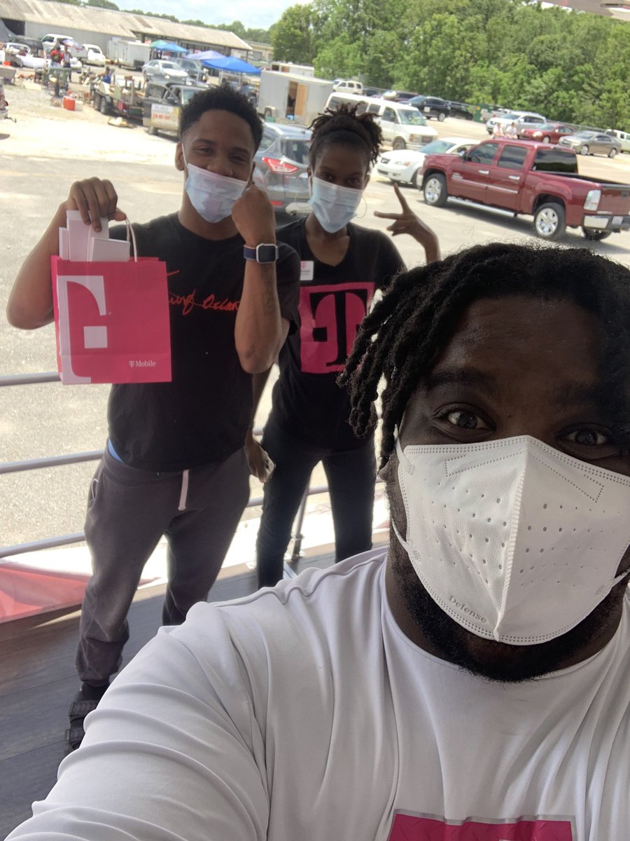 thephoneguy4694's tweet photo. #BeepBeep We are here at the Mobile flee market making sure all our customers are being serviced #yellowstack #trucklife #whosnext @JonFreier @jackhjohnson https://t.co/TrYuHRstWu
