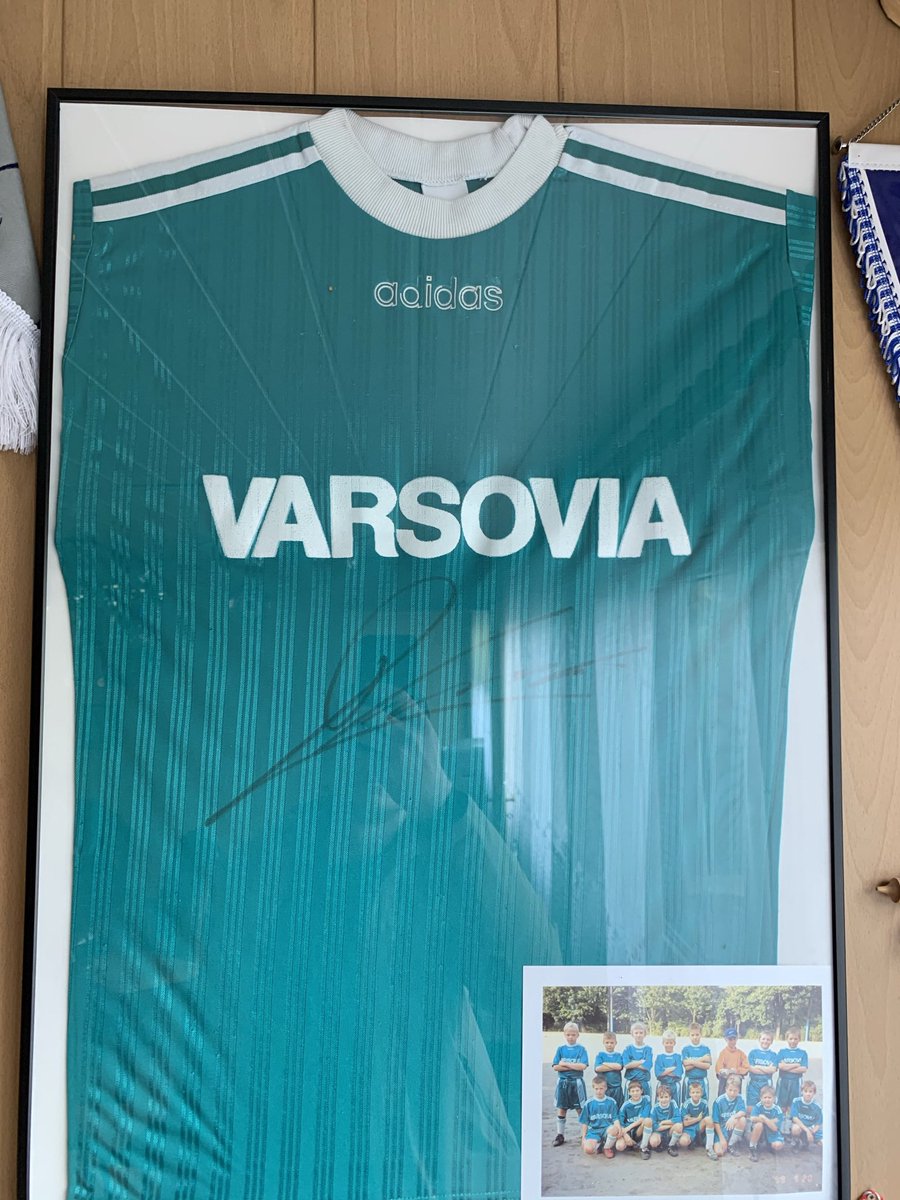 SebastianMila11's tweet photo. Jedna z pierwszych koszulek piłkarza który przechodzi do historii futbolu każdego weekendu i dzisiaj zrobił to kolejny raz.... 🔥 Wielkie gratulacje 👏🏻 Ps.prywatnie mój kolega😉💪 #Lewandowski #LewanGO41ski #Lewandowski41 #LewanGOALSki https://t.co/DjkdeyYWmy
