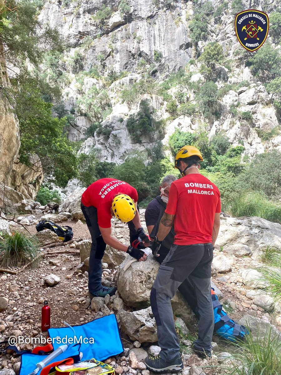 BombersdeMca's tweet photo. Rescat al Torrent de Pareis a l'altura del Entreforc. Home de 50 anys amb  possible fractura de clavícula, esquinç al turmell i un tall a la cara. 
Primers auxilis del #GrupdeRescatdeMuntanya i trasllat amb l'hecilòpter de @guardiacivil. https://t.co/H6OCI4SXiS