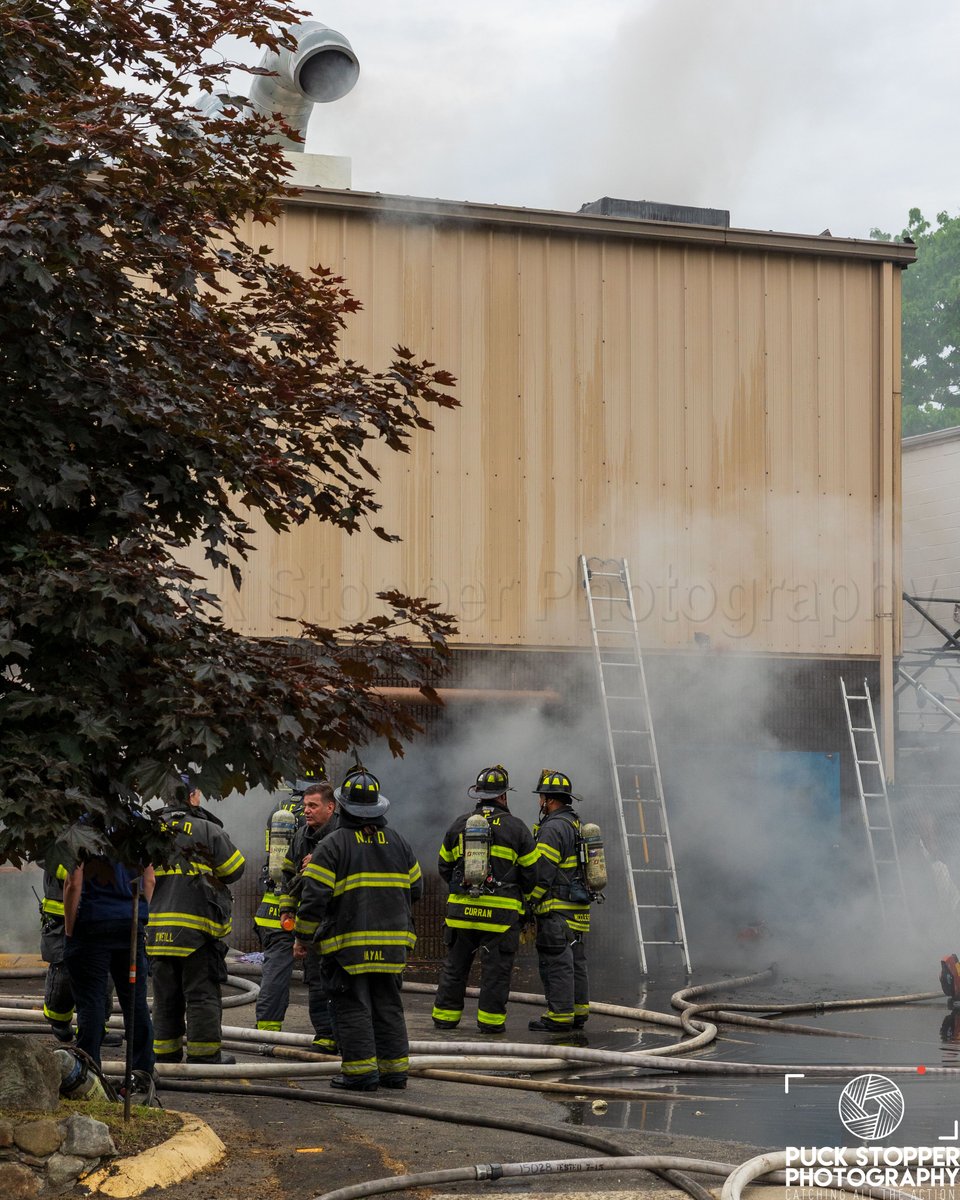 PSPhoto1's tweet image. This morning the Norwalk Fire Department with mutual aid from Stamford worked a fire in a commercial building on Reynolds Street. Companies had heavy smoke showing from the building on arrival. See more at puckstopperphotography.com/p1001882329.

#NorwalkCT #WorkingFire #StructureFire