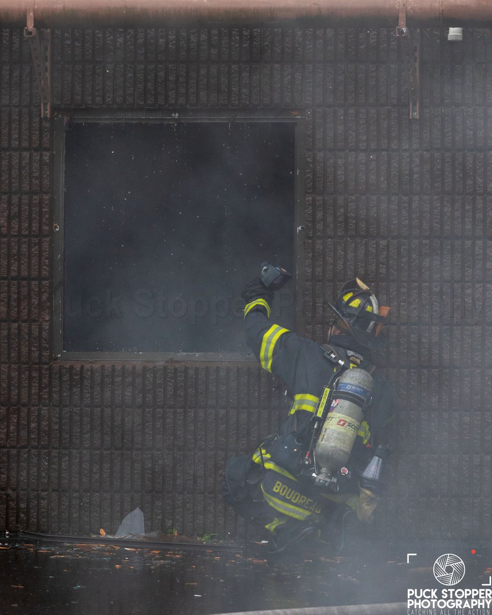 PSPhoto1's tweet image. This morning the Norwalk Fire Department with mutual aid from Stamford worked a fire in a commercial building on Reynolds Street. Companies had heavy smoke showing from the building on arrival. See more at puckstopperphotography.com/p1001882329.

#NorwalkCT #WorkingFire #StructureFire