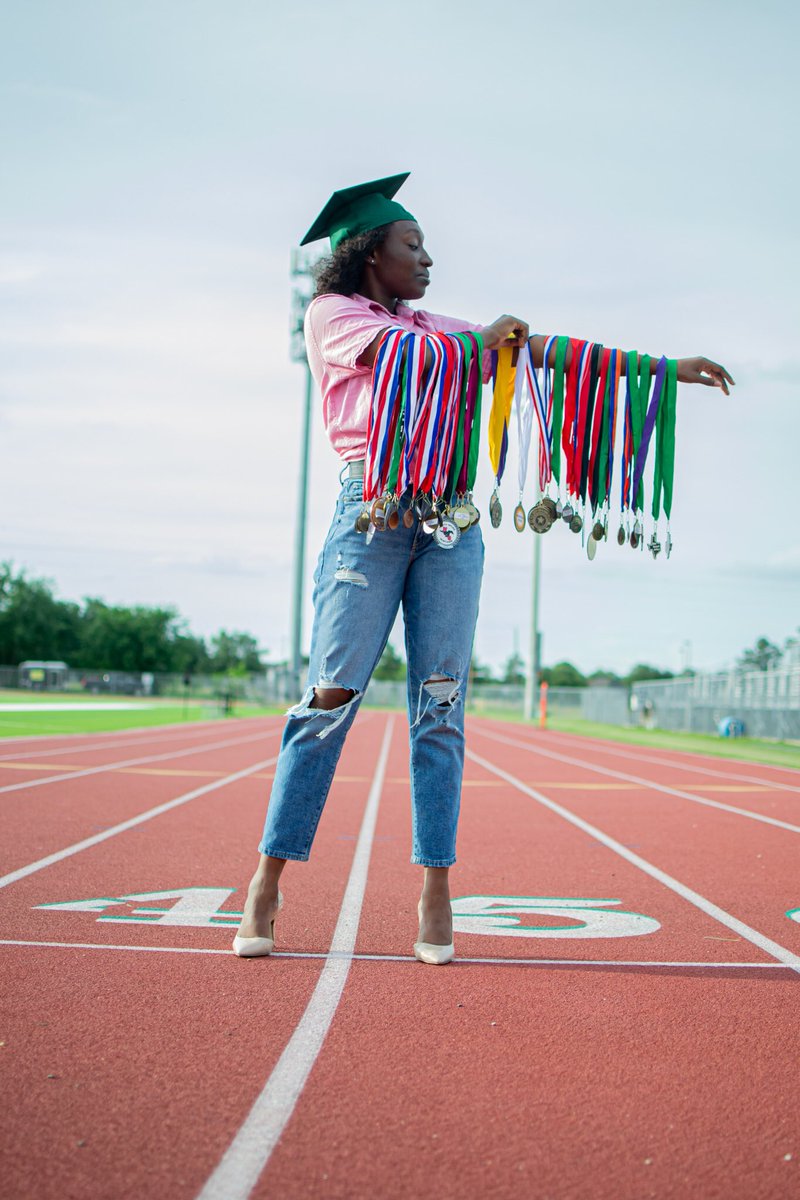 FantaBallo_'s tweet photo. End of an era.... to new beginnings👩🏾‍🎓 #Classof2021 https://t.co/GdaOYzIAI1
