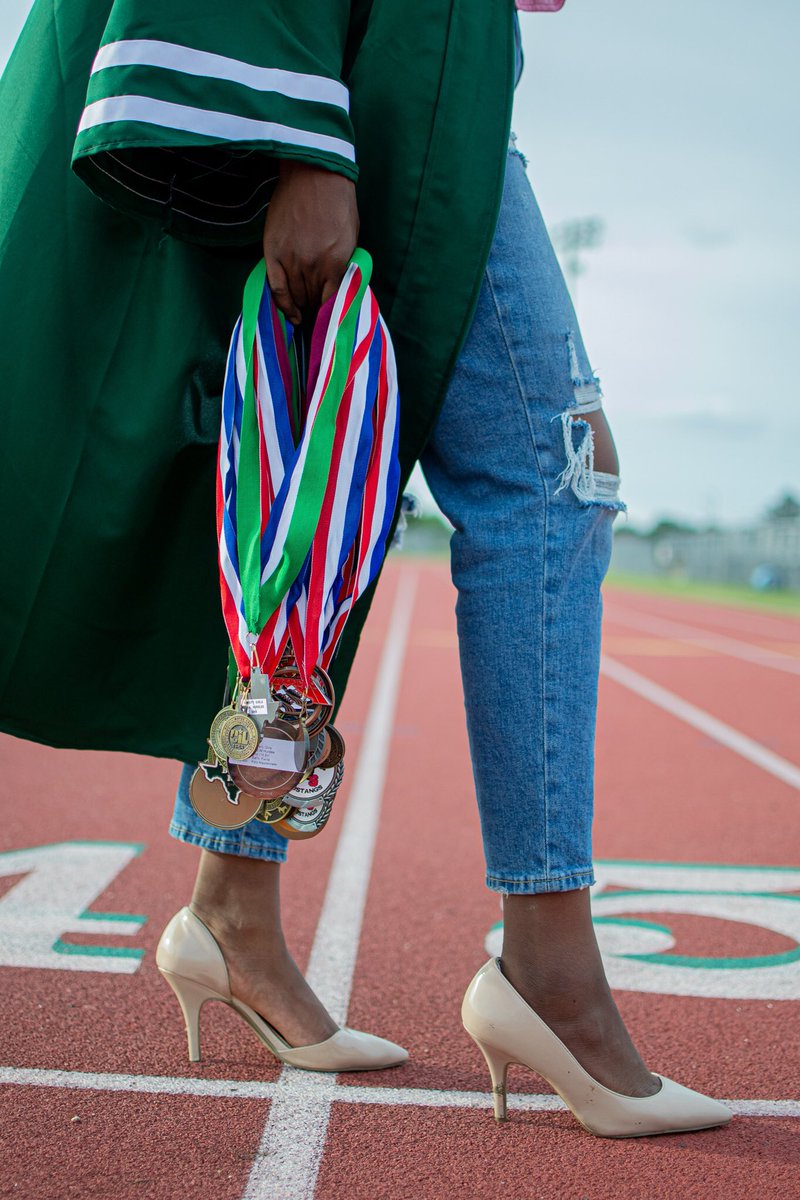 FantaBallo_'s tweet photo. End of an era.... to new beginnings👩🏾‍🎓 #Classof2021 https://t.co/GdaOYzIAI1