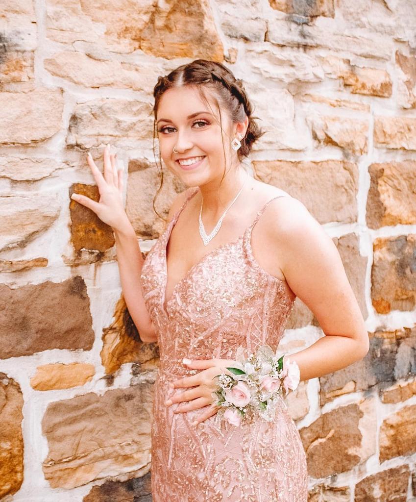 With a little help from #Claires, @hhanelisbeth manages to sparkle AND shine with jewelry for #Prom21 ✨ 😍