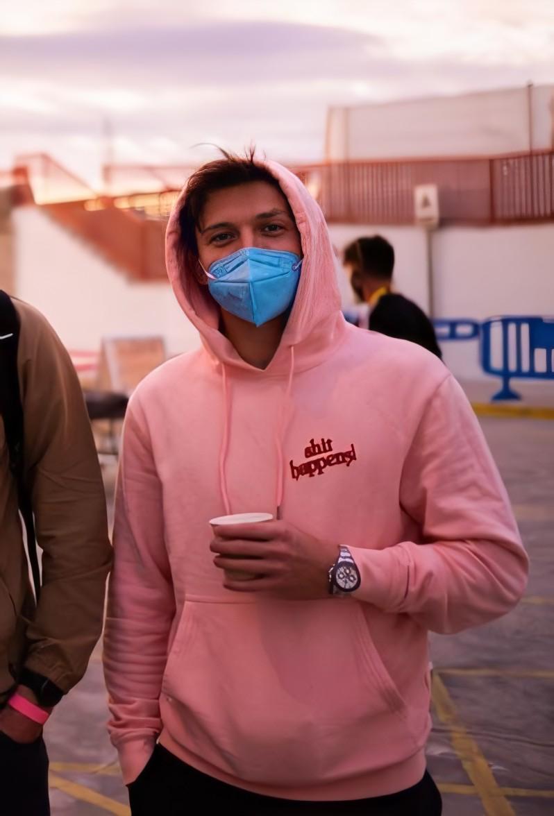 tom holland lovely usando rosa probablemente lo mejor de mi vida