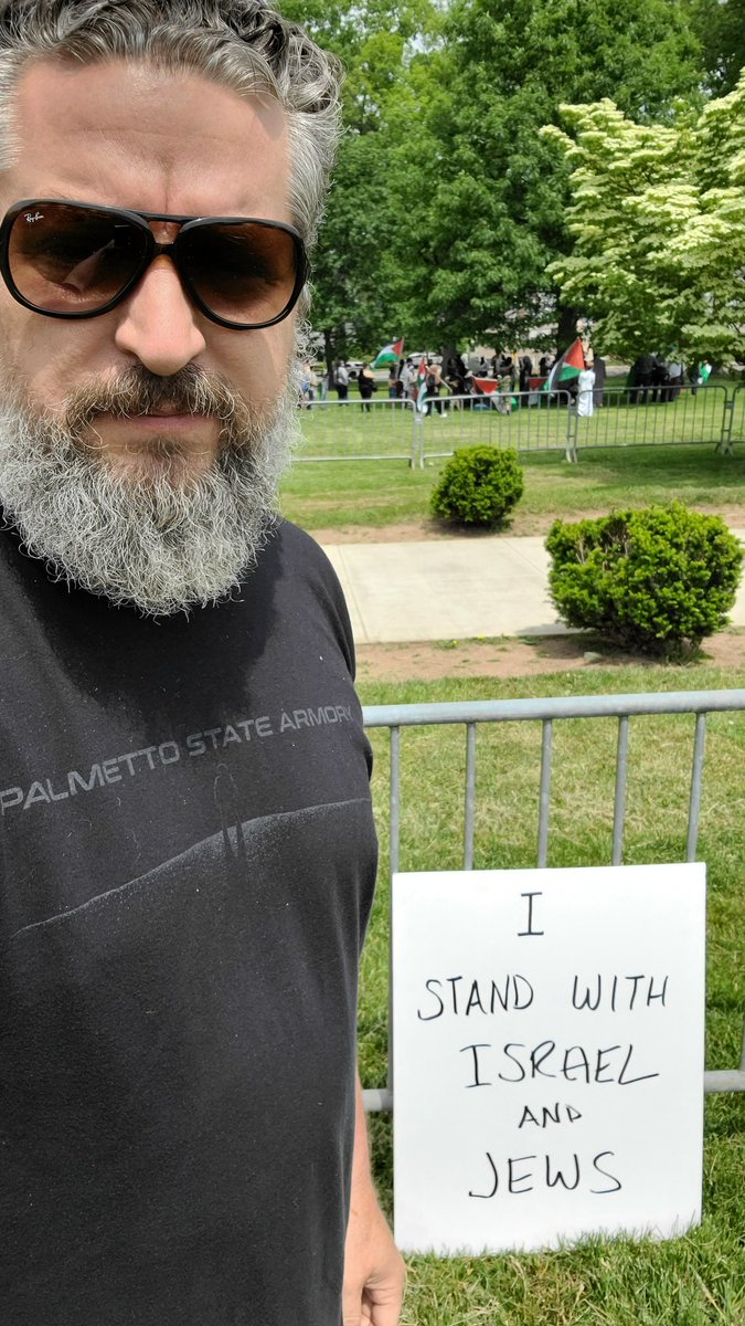 lukemoon1's tweet photo. As the Jews of Teaneck are in Shabbat, I'm standing up for them to ensure what happened in NYC this week doesn't happen here. #Antisemitism #Israel #Jews #weresolve #philosproject https://t.co/DbeY8HG9ig
