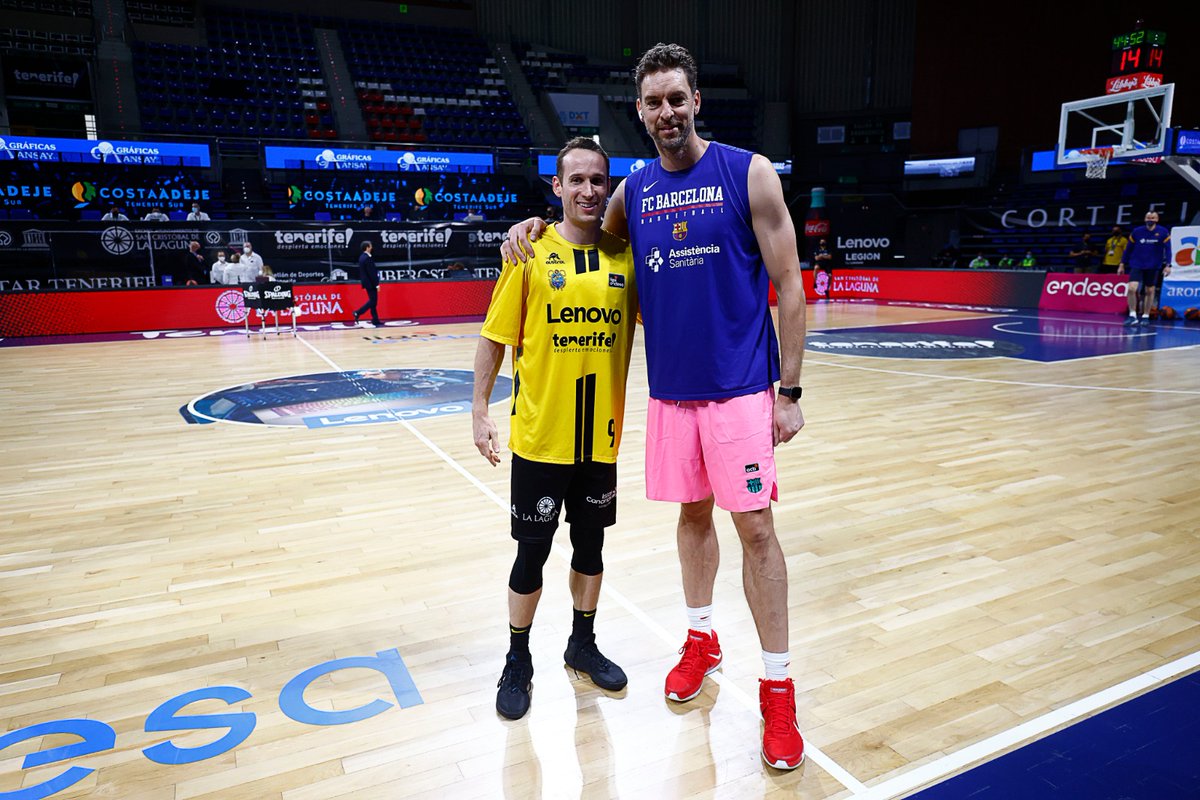 CB1939Canarias's tweet photo. 😍  Once a Laker, always a Laker... 

🎩 #Legends https://t.co/sc6MuELz4E