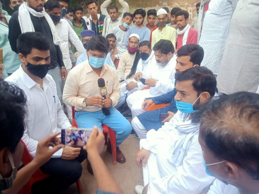 KAIFMEWATI8's tweet photo. AIMIM UttarPradesh का एक प्रतिनिधिमण्डल बंगरमाऊ जनपद उन्नाव पुलिस द्वारा मारे गए मरहूम फैसल के घर वालों से की मुलाक़ात #AIMIM फैसल को इन्साफ़ दिलाने के लिए हर सम्भव प्रयास करेगी.
@imshaukatali 

#फैसल_को_इंसाफ_दो 
#JusticeForFaisal https://t.co/eB3Wz1AVob
