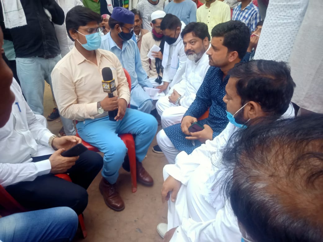 KAIFMEWATI8's tweet photo. AIMIM UttarPradesh का एक प्रतिनिधिमण्डल बंगरमाऊ जनपद उन्नाव पुलिस द्वारा मारे गए मरहूम फैसल के घर वालों से की मुलाक़ात #AIMIM फैसल को इन्साफ़ दिलाने के लिए हर सम्भव प्रयास करेगी.
@imshaukatali 

#फैसल_को_इंसाफ_दो 
#JusticeForFaisal https://t.co/eB3Wz1AVob