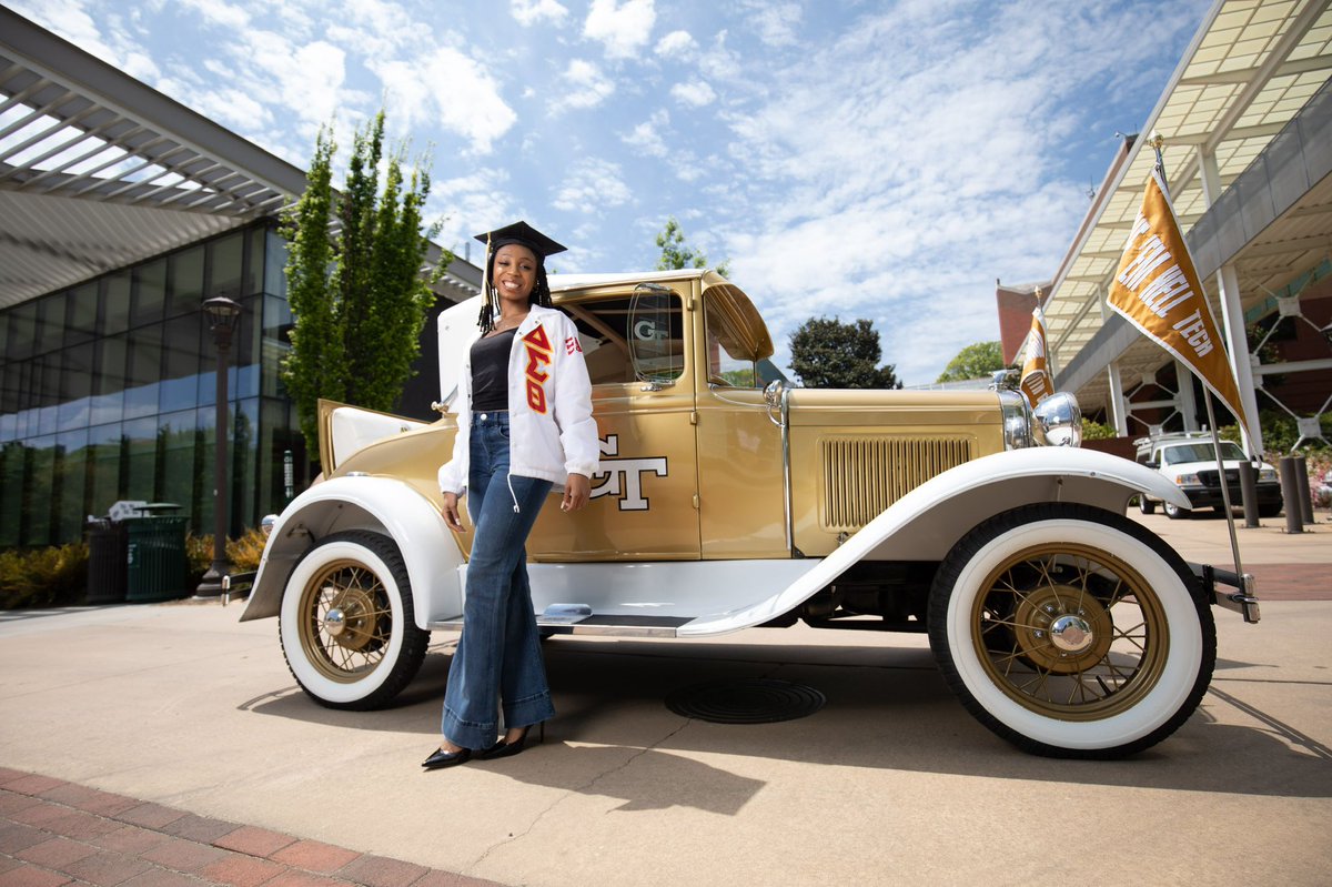 CONGRATULATIONS🎉 to Soror DeLauryn Brown who has recently graduated with a B.S. in Computational Media. Since graduating, she plans on working as a UX Engineer for Cisco Webex!
#ConGraDST #GT21 #DST1913