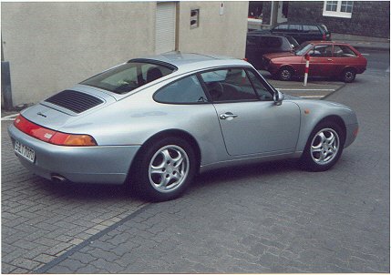 MaxStolarski's tweet photo. So was gehört auf die #Friedrichstrasse in #Berlin: Ein #Porsche911 ist schöner anzusehen, als #Radfahrer im Freizeitlook. Und die Bezeichnung #Radschnellweg zeigt schon die Gesinnung: Weg mit den Fußgängern, das steht zwischen den Zeilen! https://t.co/dTtOo9ODUm