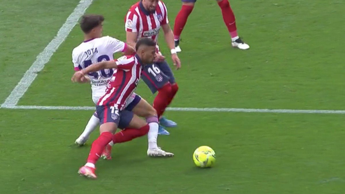 Madridismoreal's tweet photo. No he visto ni una sola repetición de este penalti al Valladolid en el último minuto del partido. https://t.co/BTuHK3wY2x