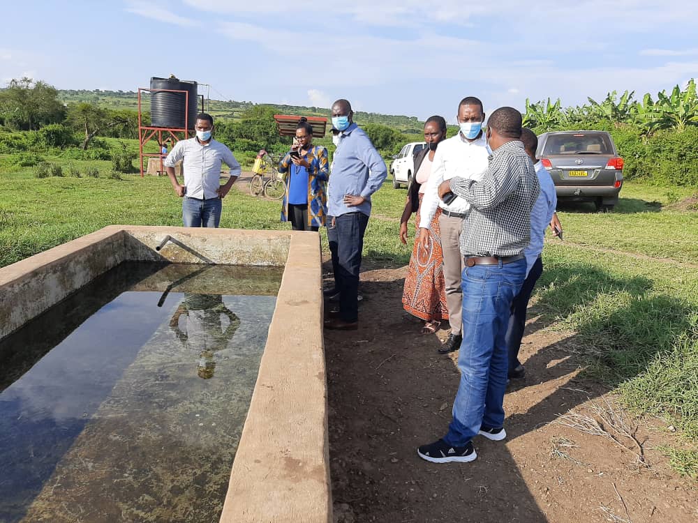 MRugamba's tweet photo. He also visited @SPIU_IFADRwanda supported infrastructures (MCC, Borehole, Spray race and Maize processing plant). Based on the data of #NDFU milk continue to increase since RDDP started. @RwandaAgri @RwandaAgriBoard @SPIU_IFADRwanda @NyagatareDistr https://t.co/lzW7jGSOJX