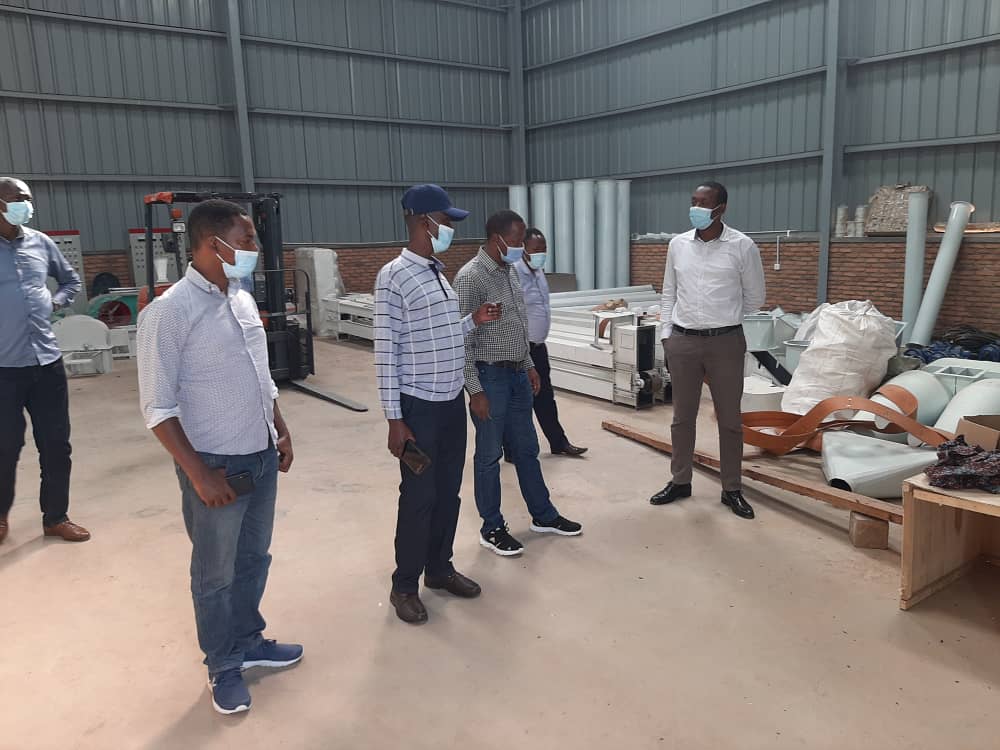 MRugamba's tweet photo. He also visited @SPIU_IFADRwanda supported infrastructures (MCC, Borehole, Spray race and Maize processing plant). Based on the data of #NDFU milk continue to increase since RDDP started. @RwandaAgri @RwandaAgriBoard @SPIU_IFADRwanda @NyagatareDistr https://t.co/lzW7jGSOJX