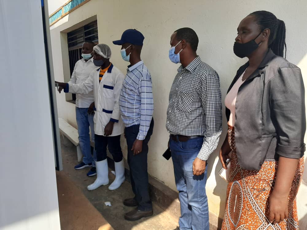 MRugamba's tweet photo. He also visited @SPIU_IFADRwanda supported infrastructures (MCC, Borehole, Spray race and Maize processing plant). Based on the data of #NDFU milk continue to increase since RDDP started. @RwandaAgri @RwandaAgriBoard @SPIU_IFADRwanda @NyagatareDistr https://t.co/lzW7jGSOJX