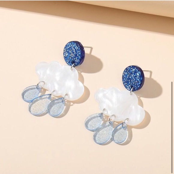 StarFireJewels's tweet photo. So good I had to share! Check out all the items I'm loving on @Poshmarkapp #poshmark #fashion #style #shopmycloset #urbanoutfitters: https://t.co/YSSzUv5qXq https://t.co/OZ10rPSdNe