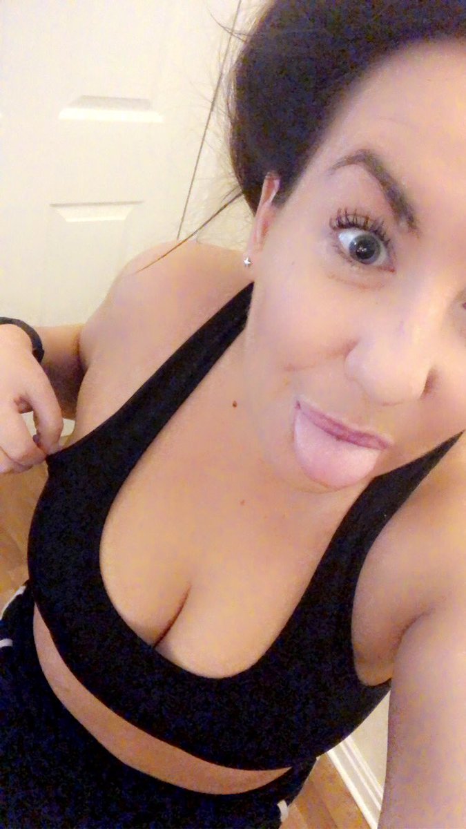 Nataliehayes4's tweet photo. Wine Time 🥂
#workdone #weekendvibes #hellowine #winetime #scruffs #selfie #snapchat #saturday #couchpotato https://t.co/sdenDjn57g