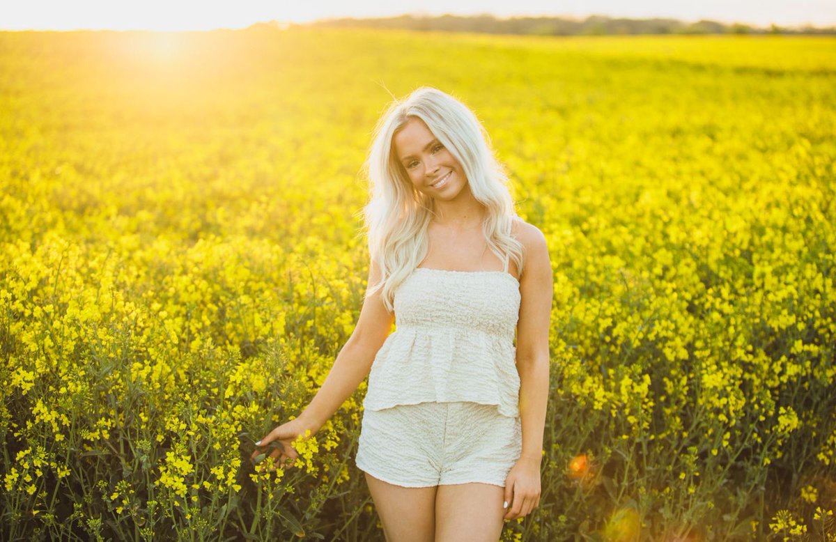 tierneyPhoto's tweet photo. It’s handy having your own personal model #Daughter #portrait #sunset #rapefields #Rotherham https://t.co/jJEK90iPAJ