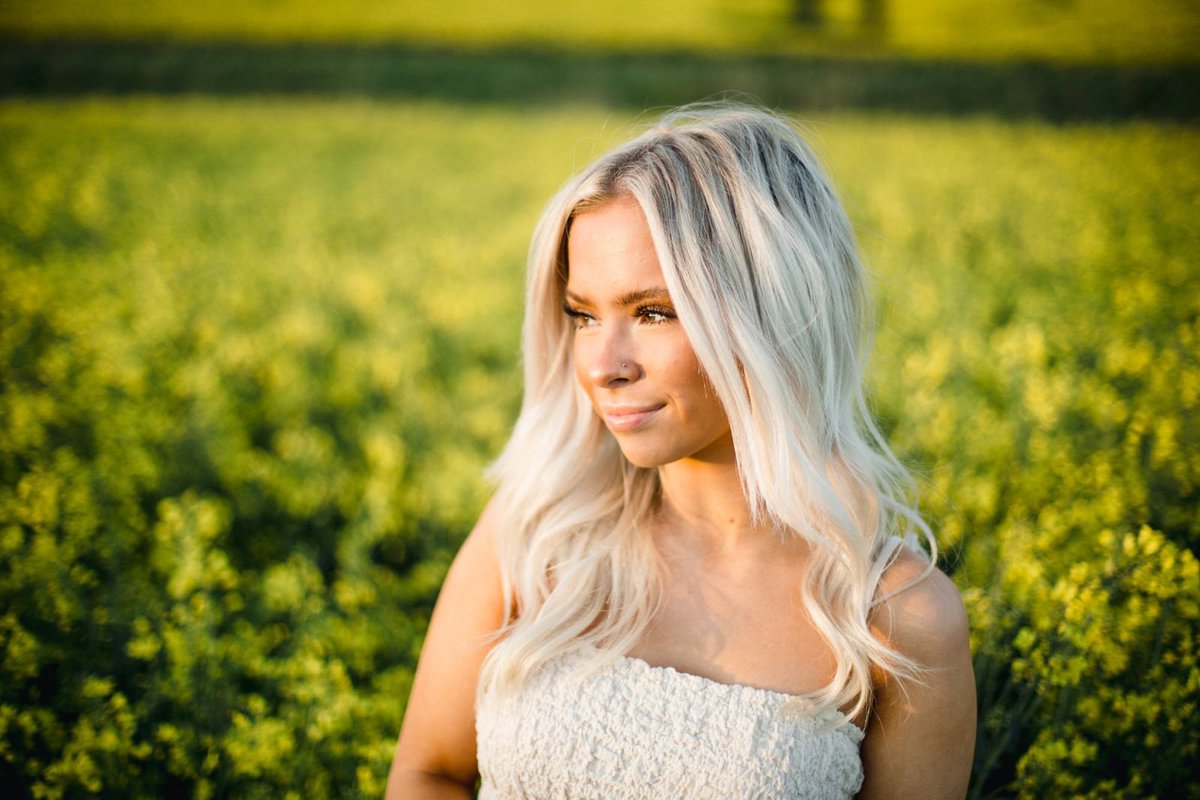tierneyPhoto's tweet photo. It’s handy having your own personal model #Daughter #portrait #sunset #rapefields #Rotherham https://t.co/jJEK90iPAJ