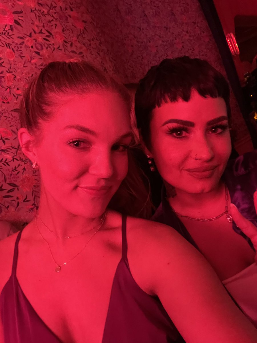 mrsabbypeterson's tweet photo. I met @ddlovato last night, so that was fun https://t.co/TMk1wlXwmF