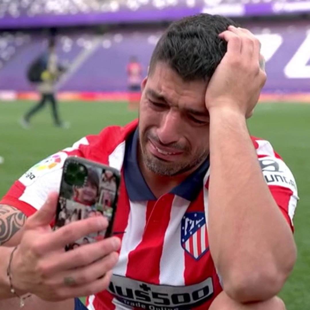 ESPNUK's tweet photo. Luis Suarez was forced out of Barcelona after being told he was too old to perform at the highest level.

He joined rivals Atletico, scored 21 league goals and helped them win La Liga for the first time since 2014.

Just look at what this means to him.

LEGEND ❤️👏 https://t.co/XKtVJsjDeS