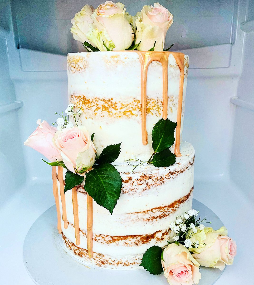 LeagueOfCakes's tweet photo. Today she delivered a 2 tiered cake using Moshoeshoe Rd 🤭 

Here’s a picture of the cake when it arrived at its destination 👌🏼 https://t.co/chGVVdR8BJ