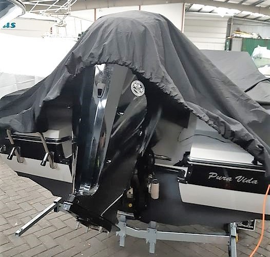 Politie vraagt hulp bij diefstal buitenboordmotoren .