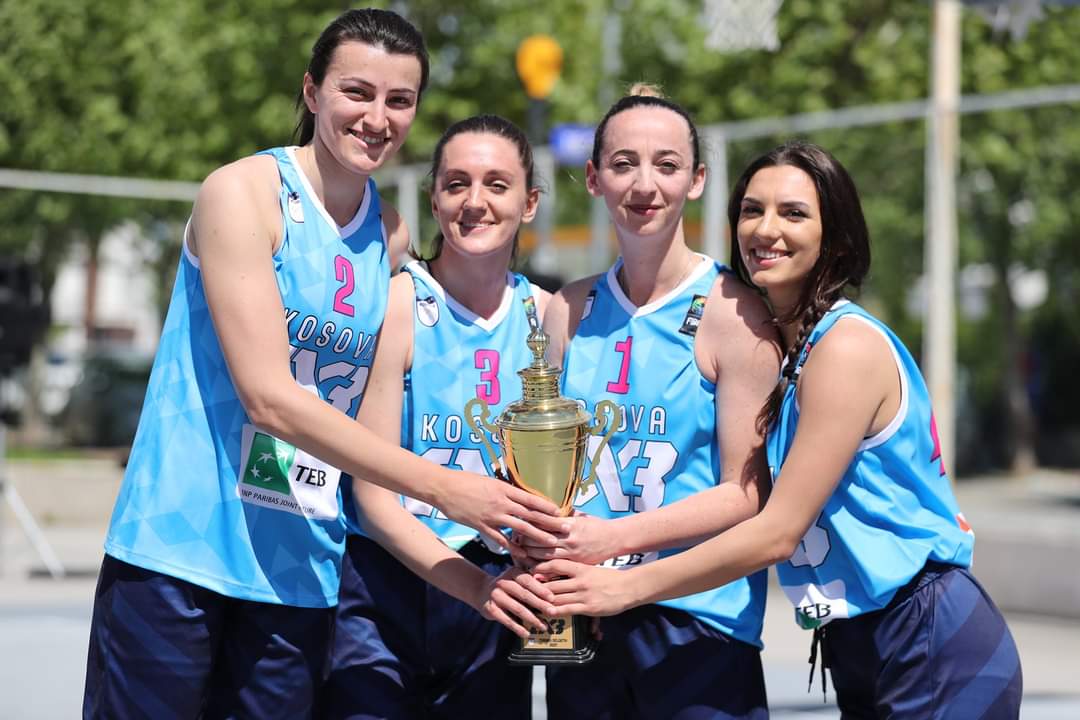 KBF_Official_'s tweet photo. Alma fiton turneun 3x3 te femrat. Në finale shënuan fitore ndaj 3x3 Prishtinës.
Alma do të përfaqësojë Kosovën në turneun e FIBA-s në 3x3. Turneu u organizua nga Federata e Basketbollit e Kosovës
#3x3 #kosova #turneu #FIBA3x3
@KBF_Official_
@FIBA3x3 @FIBA_media https://t.co/igZ0B74eEC