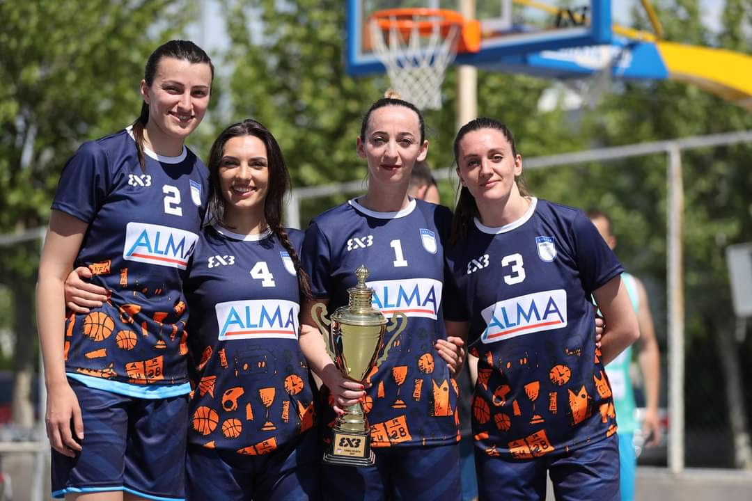 KBF_Official_'s tweet photo. Alma fiton turneun 3x3 te femrat. Në finale shënuan fitore ndaj 3x3 Prishtinës.
Alma do të përfaqësojë Kosovën në turneun e FIBA-s në 3x3. Turneu u organizua nga Federata e Basketbollit e Kosovës
#3x3 #kosova #turneu #FIBA3x3
@KBF_Official_
@FIBA3x3 @FIBA_media https://t.co/igZ0B74eEC