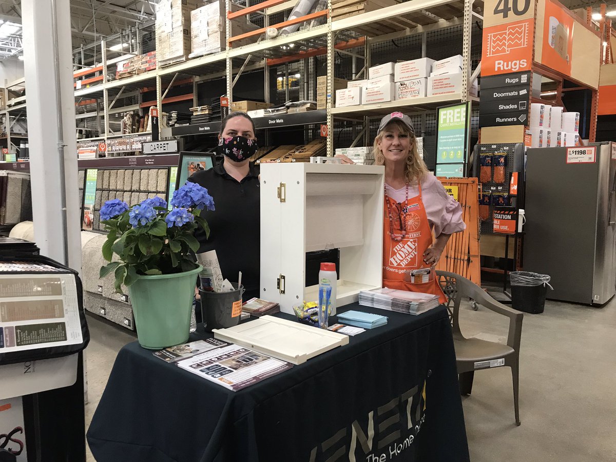 LisaKSamuel's tweet photo. @homedepot #1506 is having a blast w a store full of vendor experts and customers learning and shopping! @HDAshley7 @WayneBrownHD @EricCampbellDSM https://t.co/5YPgARq7j4