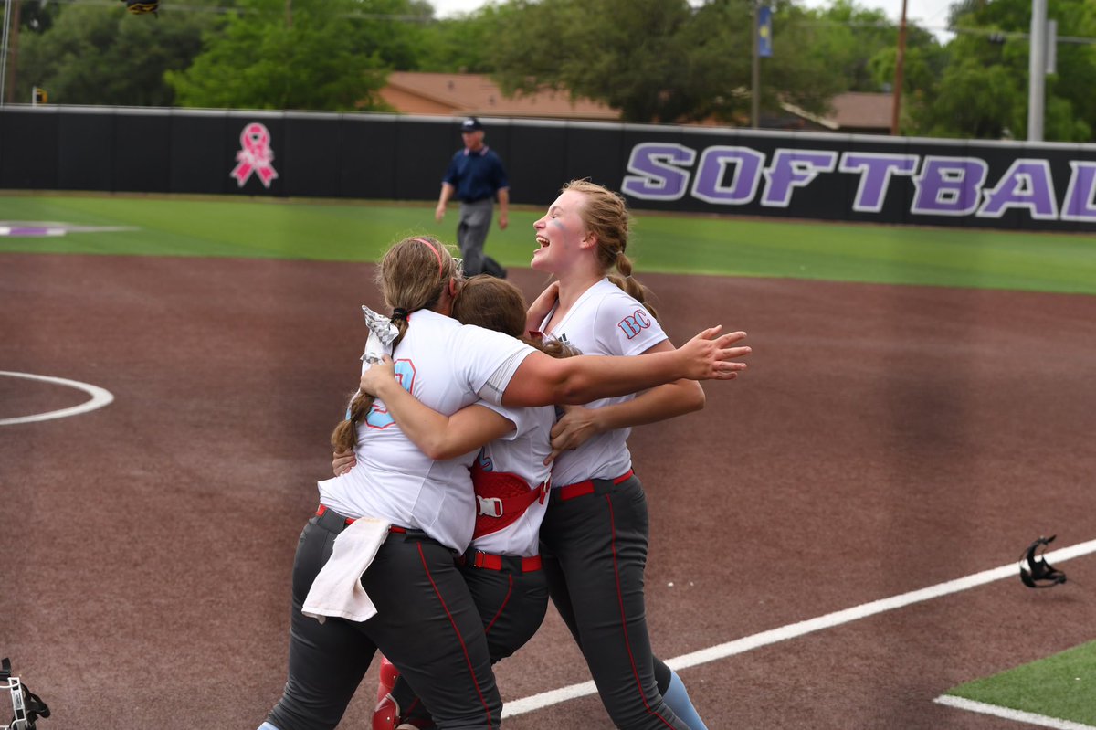 white_shanan's tweet photo. #statebound #ladycoyotes 💙🥎❤️ https://t.co/OkxyH3trHz
