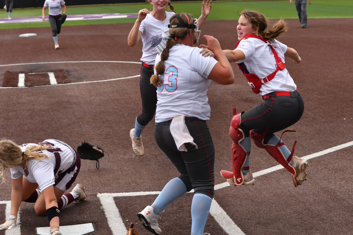 white_shanan's tweet photo. #statebound #ladycoyotes 💙🥎❤️ https://t.co/OkxyH3trHz