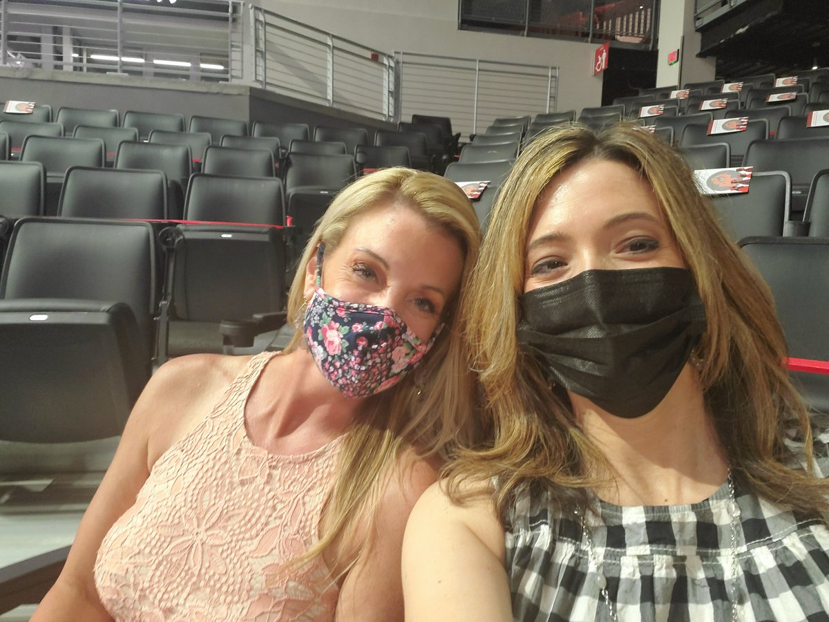 RipperSearcy's tweet photo. Congrats Oak Hills grads! We can't wait to see you get your diplomas in a few minutes! https://t.co/39AfWF53M2