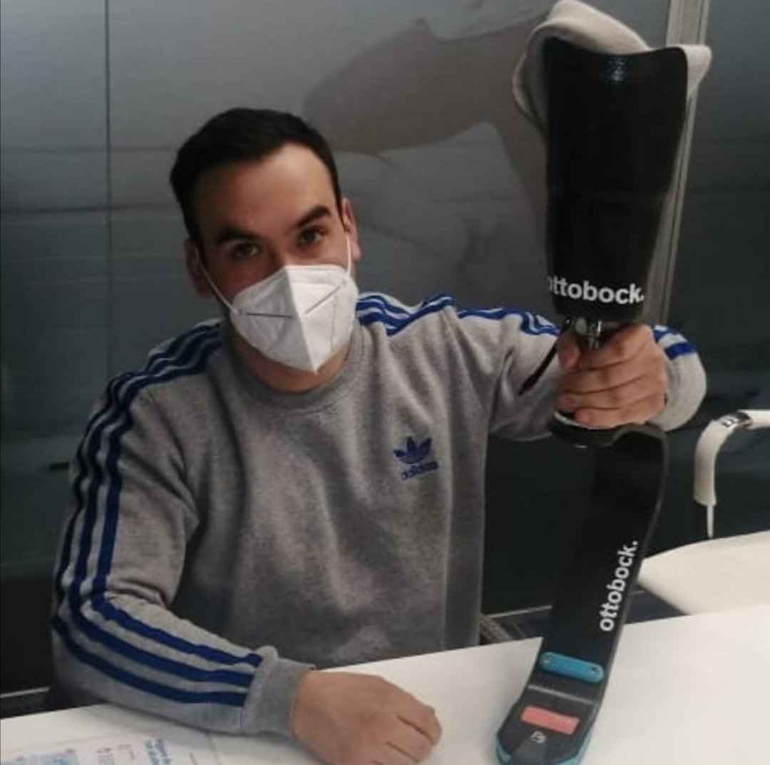 ElCarretonero69's tweet photo. Con la ilusión intacta, el militar del @Ejercito_Chile que perdió sus piernas en enero ya se prepara para volver a correr. Que sorprendente lo rápido que se recupera 💪🇨🇱👏
#soldadoschilenos #GuerreroChileno
#Covid19Chile #Patriotas #ejercitodechile https://t.co/Z3vapO5MOO
