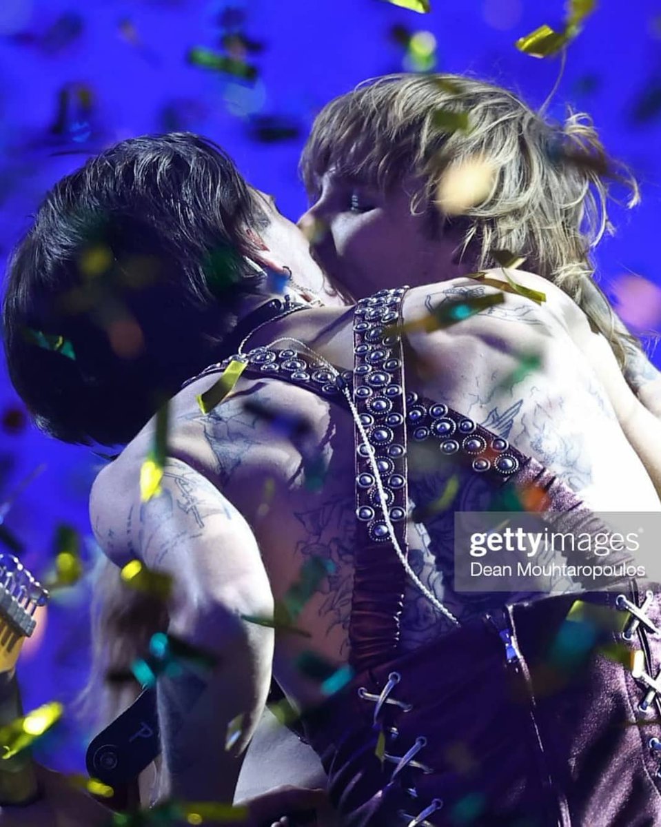 sol1loquio's tweet photo. They literally screwed homophobia 
#måneskin #maneskin #maaneskin #Eurovision #Eurovision2021 #ESC2021 https://t.co/V4DbUwQEuP