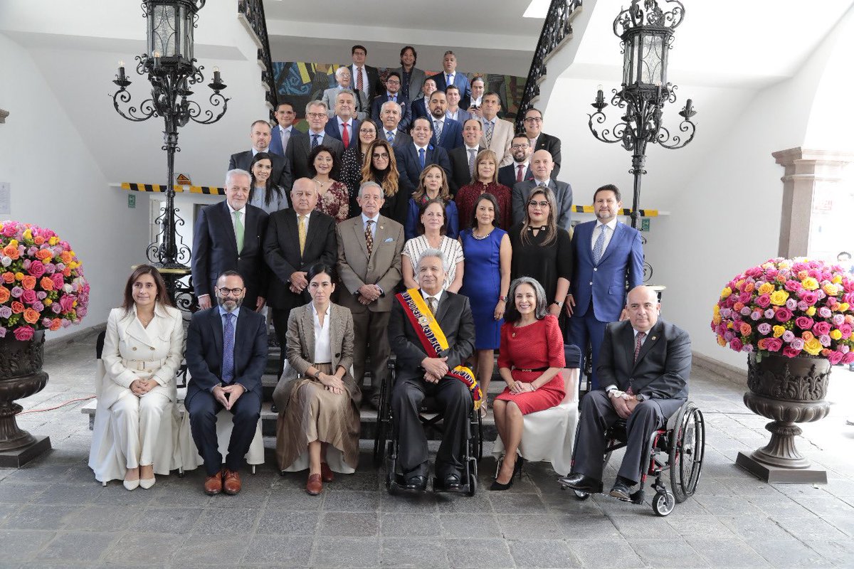 Me llevo un gran afecto por el equipo que me acompañó en 4 años. Trabajaron con enorme compromiso en cada sector. Hoy tuvimos nuestra última reunión de Gabinete.
Gracias a ustedes y a sus familias por el tiempo entregado al servicio de los ecuatorianos.

¡Juntos #SembramosFuturo!