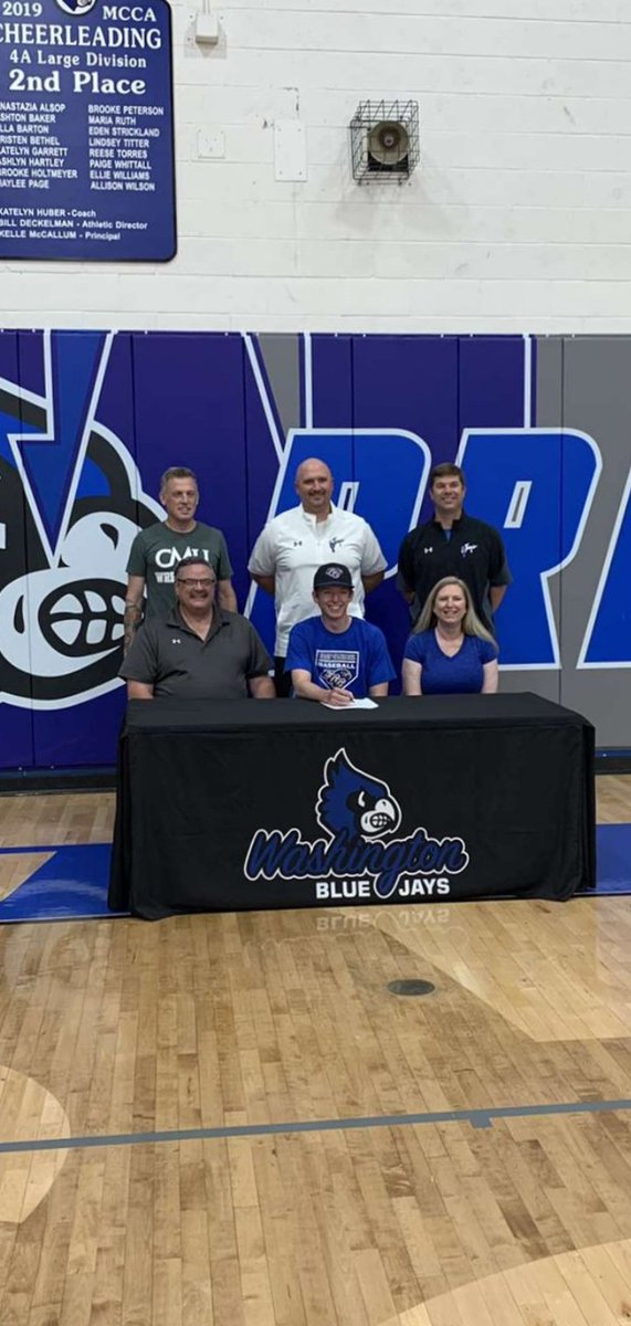 24Hamlett's tweet photo. Officially a falcon! Once again, I'd like to thank @CoachRains20 for giving me this opportunity and @CoachGoughWHS @Zumsteg_WHS and Coach Kroeter for the past 4 years!
@WHSBlueJays 
@ECC_Falcon https://t.co/oG0UZ7Lxp9