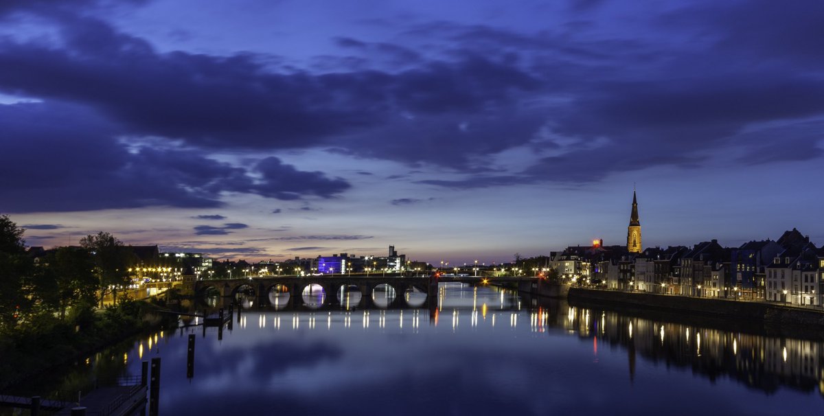 PhotoKersten's tweet photo. #nachtfoto van #Maastricht genomen vanaf de #hoge_brug richting de #servaasbrug. #visitmaastricht @uitMaastricht @maastrichtweets @tvmaastricht @_StudioEuropa @VVVZuidLimburg2 @WandelenZuidLim https://t.co/SguAM28gZk