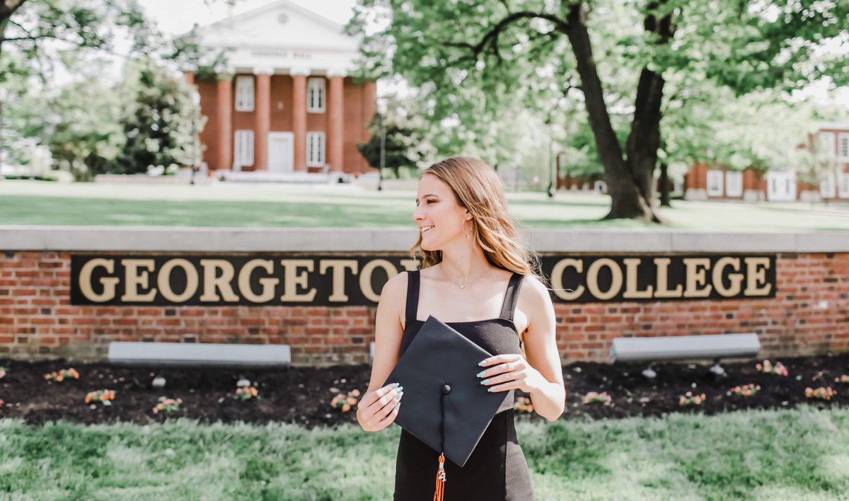 katie_swanson7's tweet photo. One chapter ends.. another one begins. 🎓🙏🏽 https://t.co/50LpKRyr0O