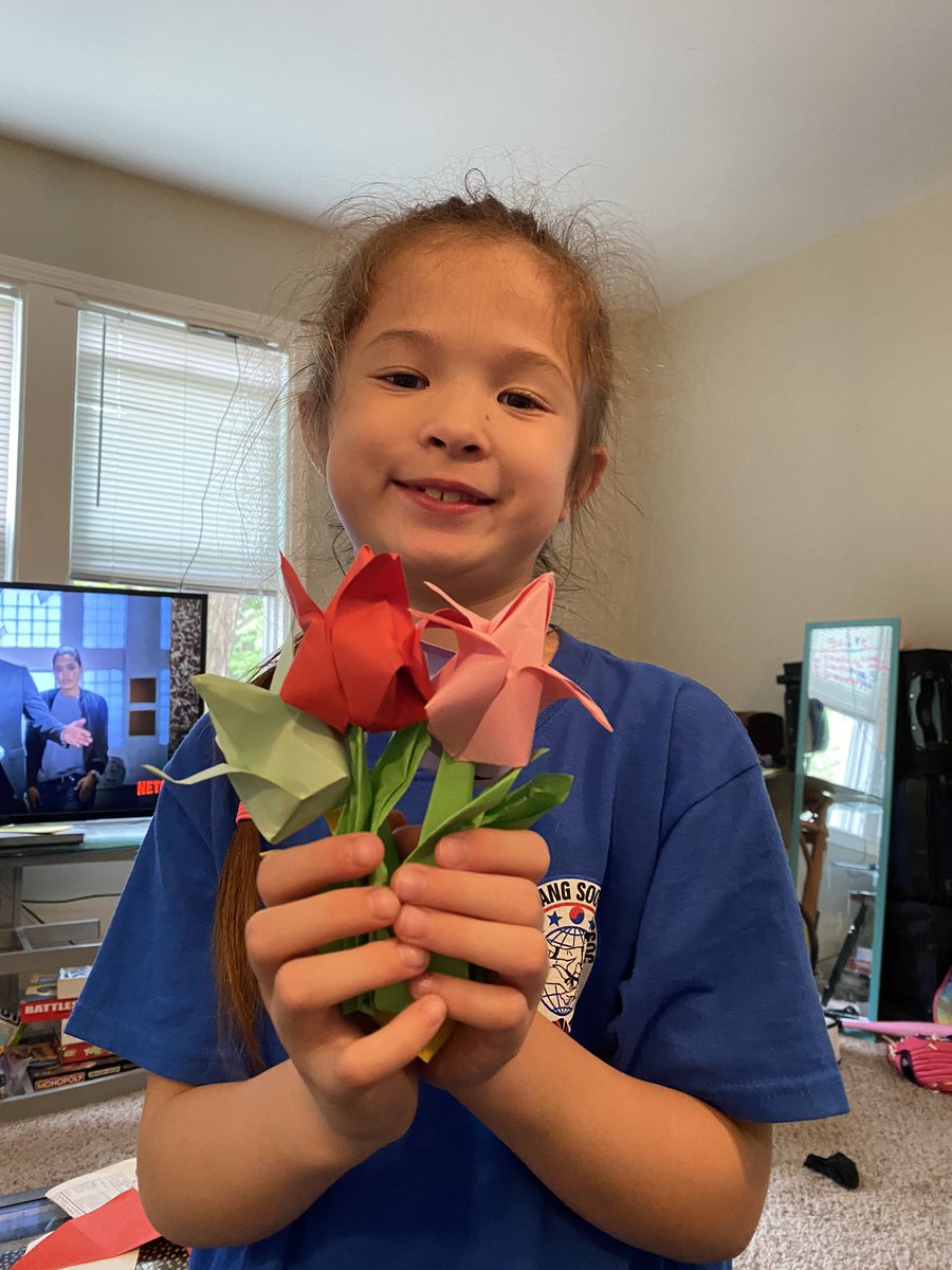 SharonChenTV's tweet photo. #SaturdayProject Oragami 🌷
#PaperFun #Art #ActivitiesWithHands #KidArt #NoScreenTime #MyBug #KeepingHerBusy https://t.co/KoLqYZ9JqY