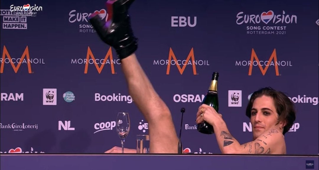 ellecomeailoser's tweet photo. I francesi rosicano: 

Intanto Damiano in conferenza: 

#ESCita #Eurovision #maneskin https://t.co/PMAWU9VEVp